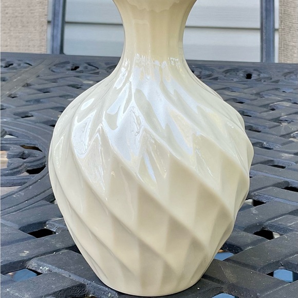 Lenox Vintage Richmond Swirl Pattern Bud Vase with Gold Trim - Picture 6 of 6